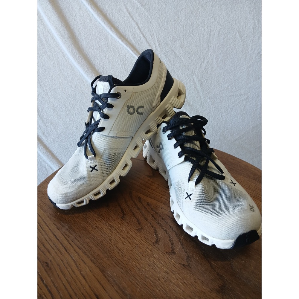 On Running Cloud women’s Running Shoes in White and Black sz 7 - Picture 7 of 9
